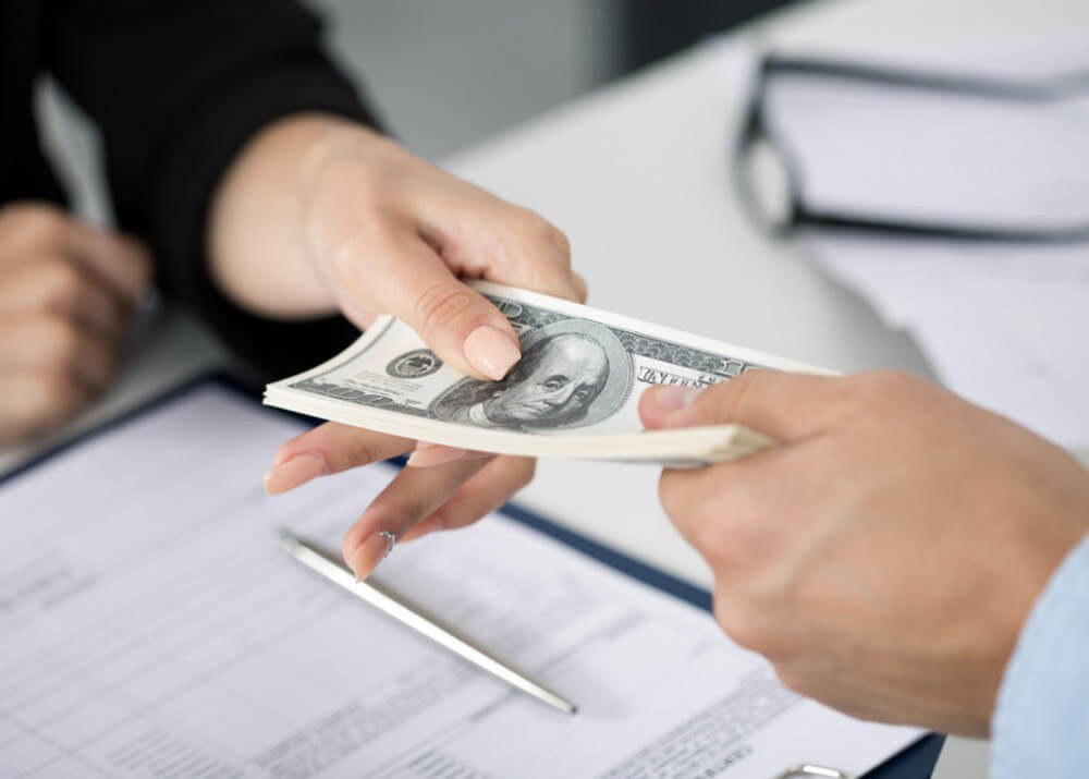 Một lựa chọn cho những người không đủ tiền tiết kiệm cho những trường hợp cấp bách là khoản vay khẩn cấp. Bạn sẽ cần dùng đến khoản tiền vay này trong